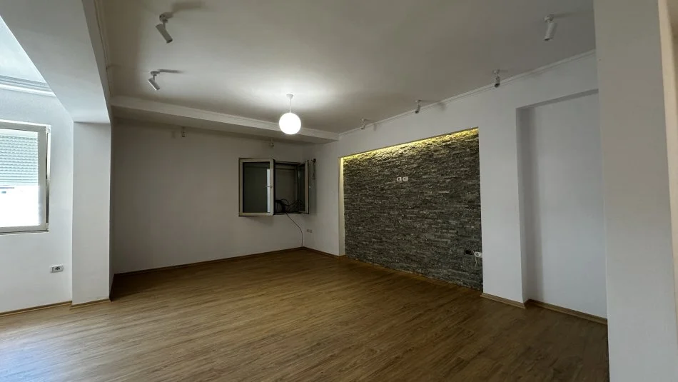 Tirane, jepet me qera apartament 2+1+Aneks+Ballkon Kati 5, 125 m² 600 € (Selite)