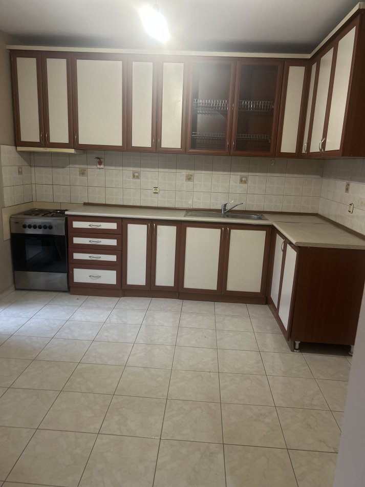 Tirane, jepet me qera apartament 2+1+Aneks+Ballkon Kati 4, 110 m² 500 € (blloku gintash afer postes)
