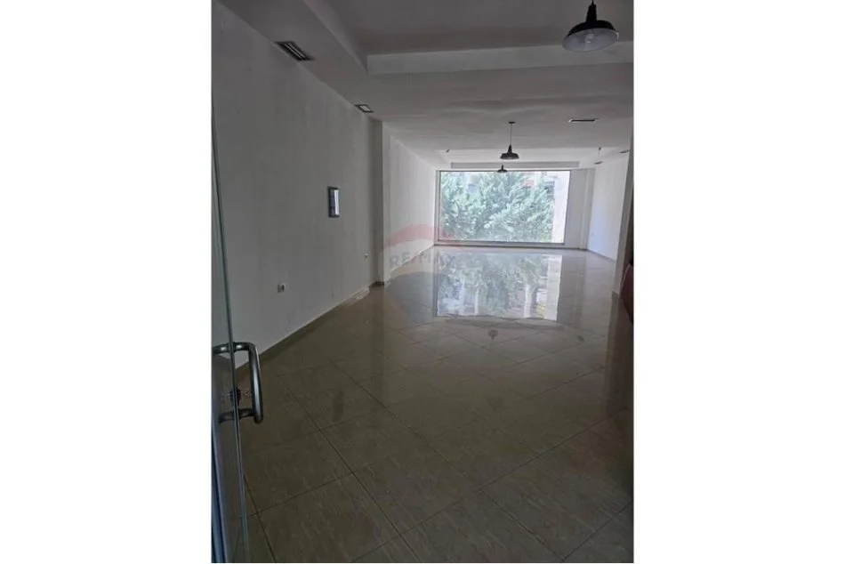 Tirane, jepet me qera ambjent biznesi Kati 1, 120 m² 800 € (Ambienti ndodhet perball Kompleksit Deliorgit)