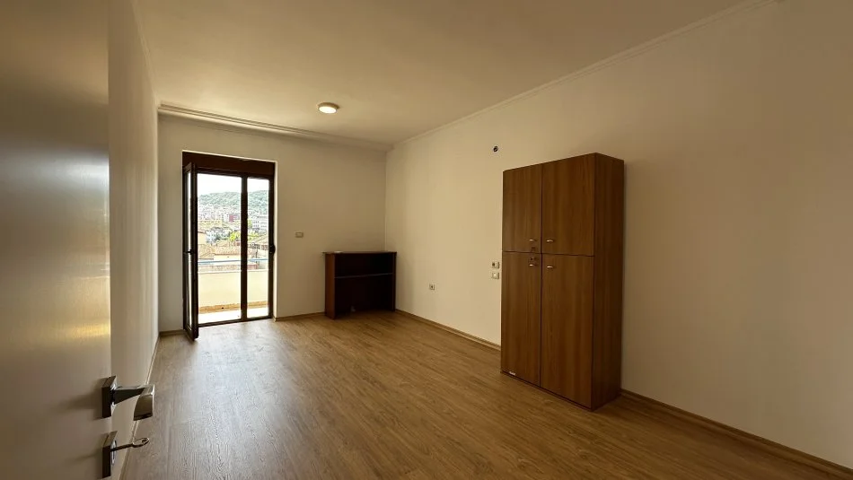 Tirane, jepet me qera apartament 2+1+Aneks+Ballkon Kati 5, 125 m² 600 € (Selite)