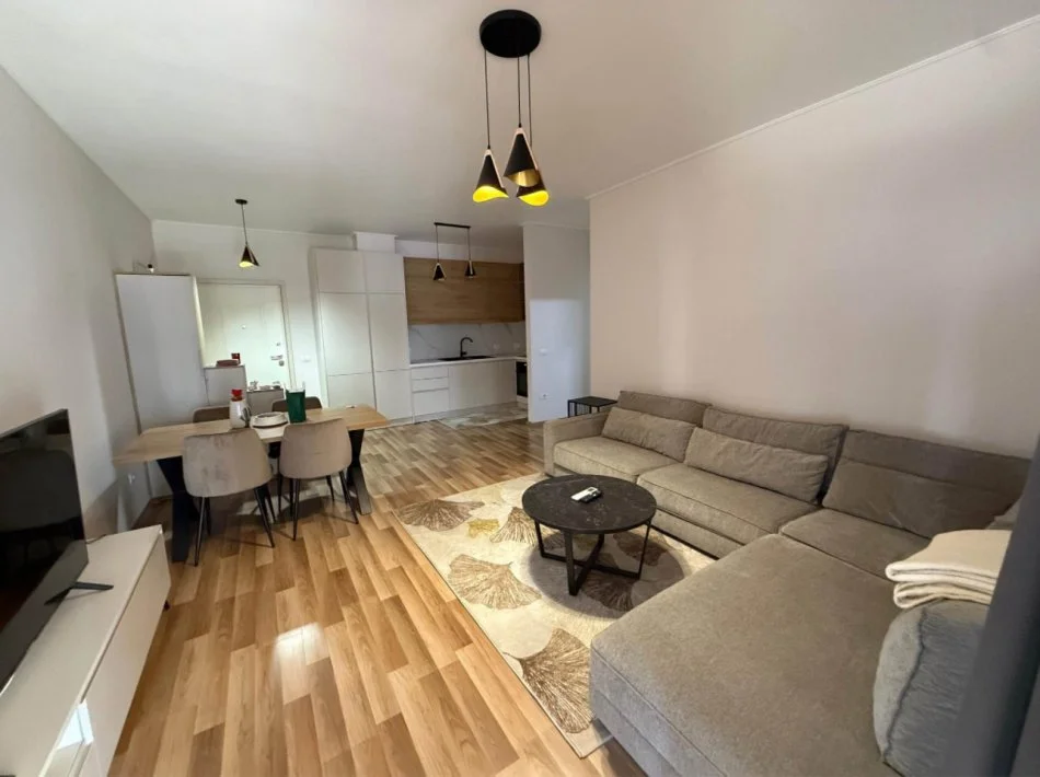 Tirane, jepet me qera apartament 1+1+Ballkon Kati 5, 75 m² 750 € (Kompleksi delijorgji)