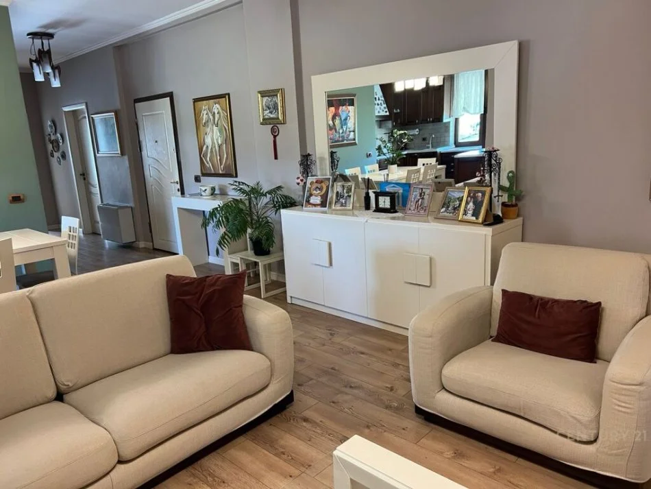 Tirane, jepet me qera apartament 3+1 Kati 3, 160 m² 1.650 € 