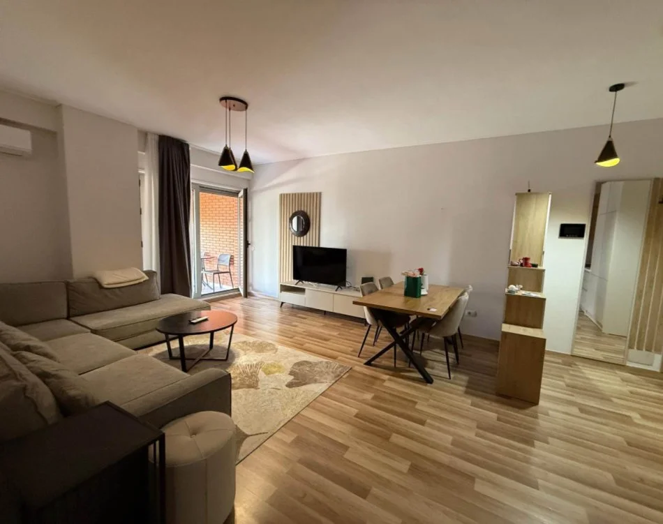 Tirane, jepet me qera apartament 1+1+Ballkon Kati 5, 75 m² 750 € (Kompleksi delijorgji)