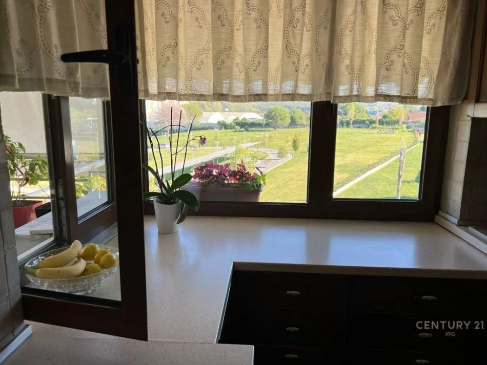 Tirane, jepet me qera apartament 3+1 Kati 3, 160 m² 1.650 € 