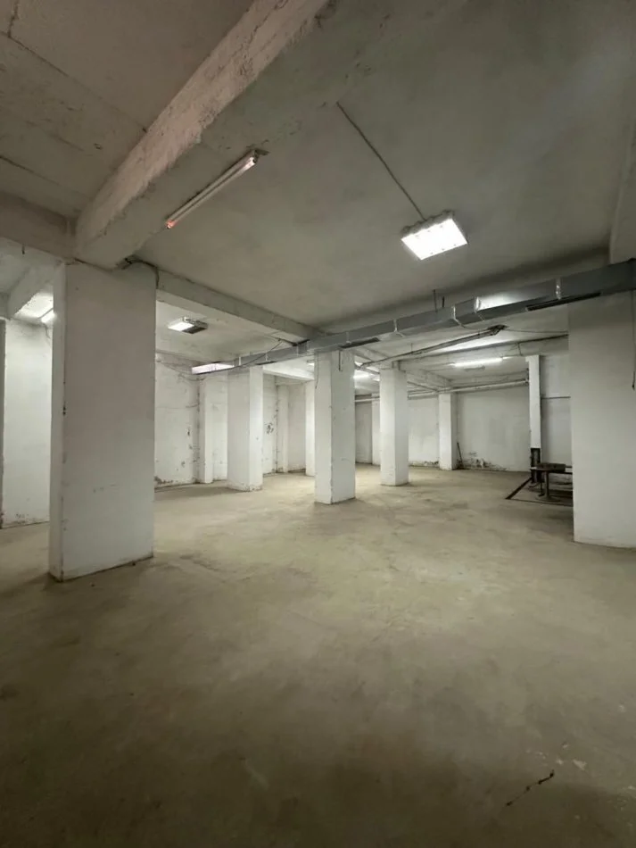 Tirane, jepet me qera magazine Kati -1, 500 m² 1.200 € (Rruga besim alla)