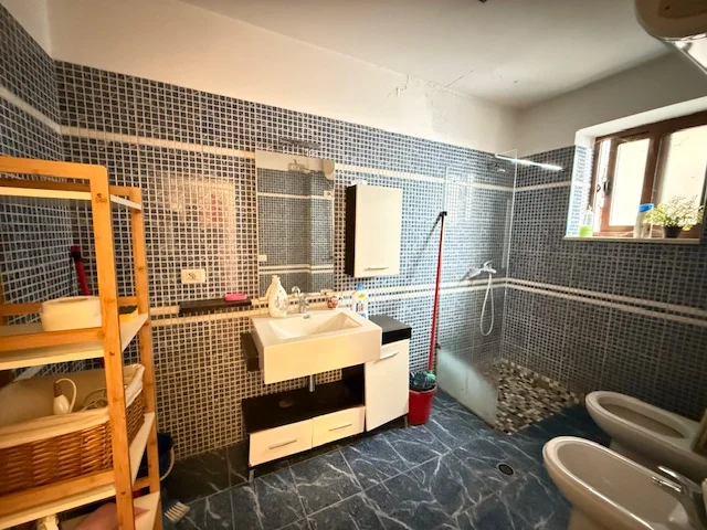 Tirane, jepet me qera apartament 2+1+Ballkon Kati 2, 85 m² 650 € (Bulevardi Zogu I)