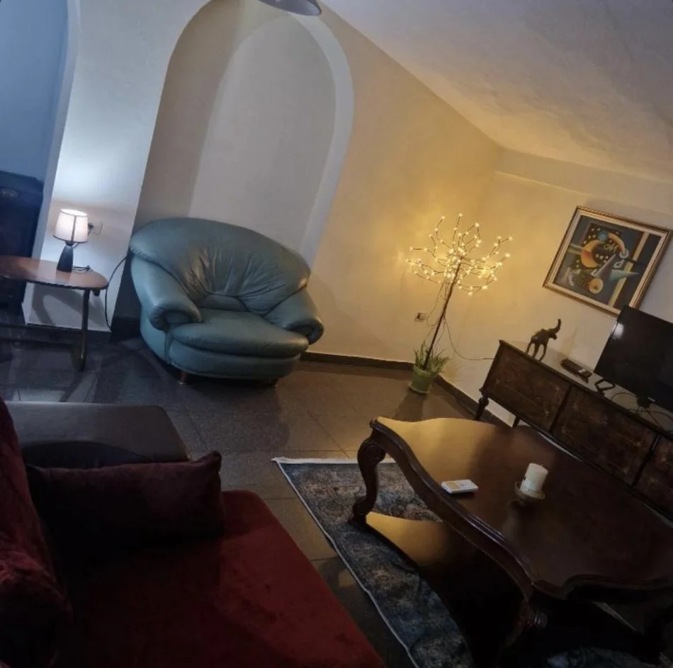 Tirane, jepet me qera apartament 2+1+Aneks+Ballkon Kati 0, 150 m² 500 € 