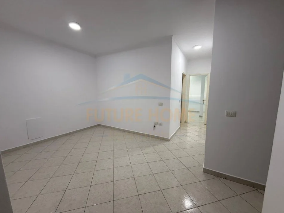 Tirane, jepet me qera apartament 3+1 Kati 1, 600 € (Art turbina)