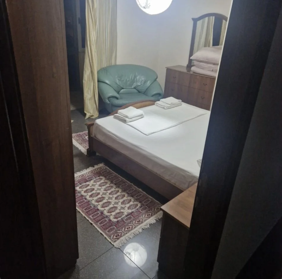 Tirane, jepet me qera apartament 2+1+Aneks+Ballkon Kati 0, 150 m² 500 € 