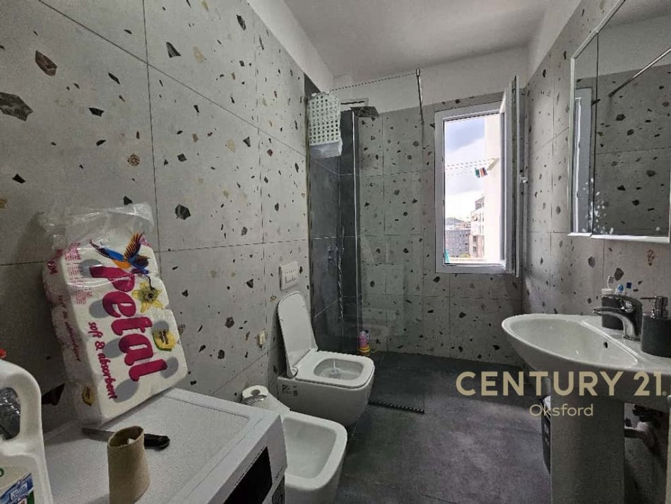 Tirane, jepet me qera apartament 3+1 Kati 9, 104 m² 700 € (Fusha Aviacionit)