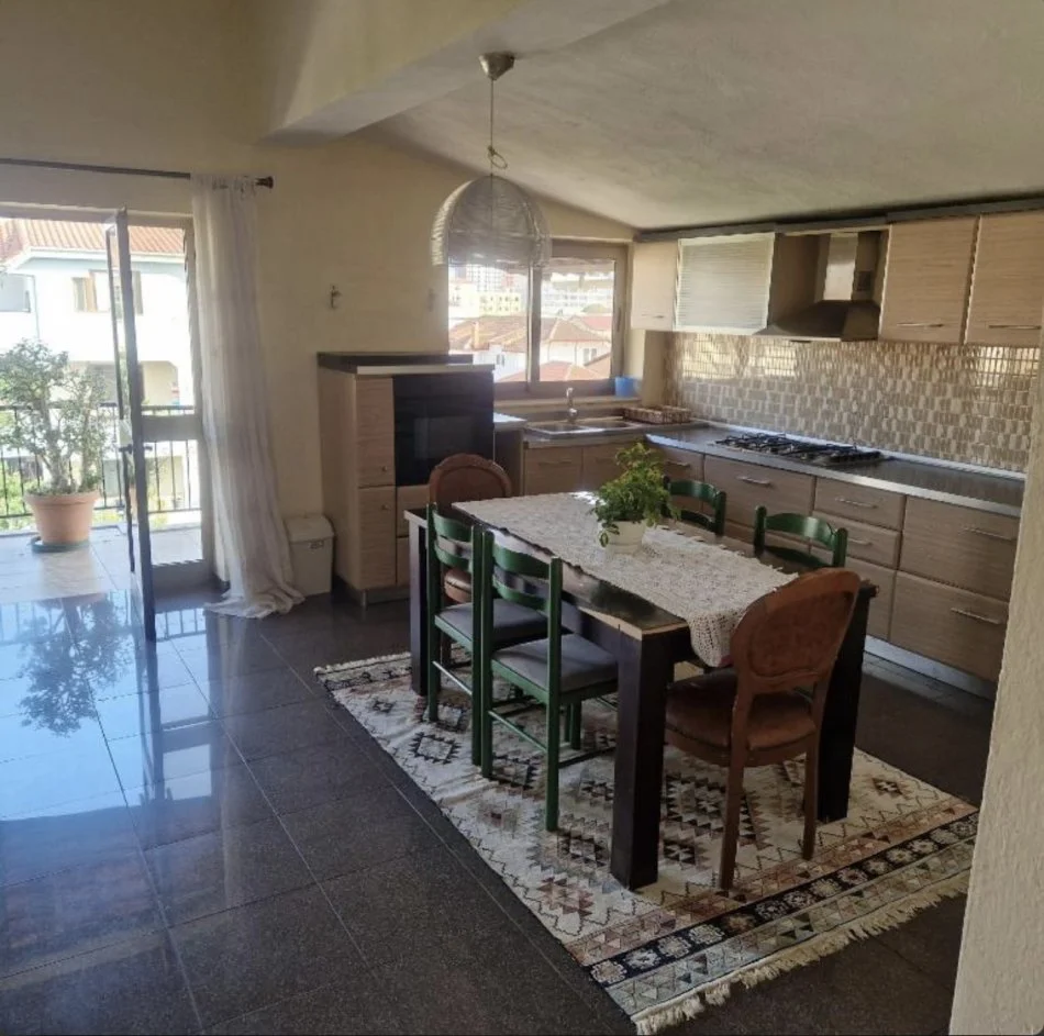 Tirane, jepet me qera apartament 2+1+Aneks+Ballkon Kati 0, 150 m² 500 € 