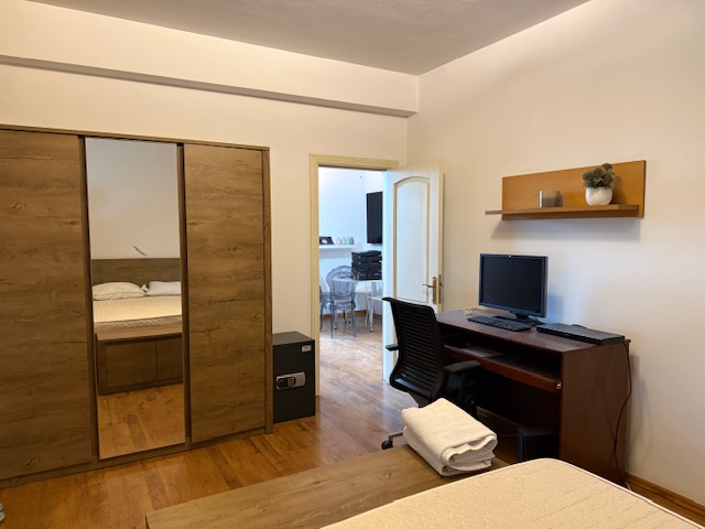 Tirane, jepet me qera apartament 2+1+Ballkon Kati 2, 85 m² 700 € (Bulevardi Zogu I)