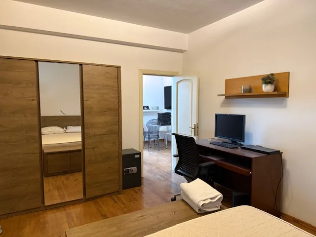 Tirane, jepet me qera apartament 2+1+Ballkon Kati 2, 85 m² 650 € (Bulevardi Zogu I)