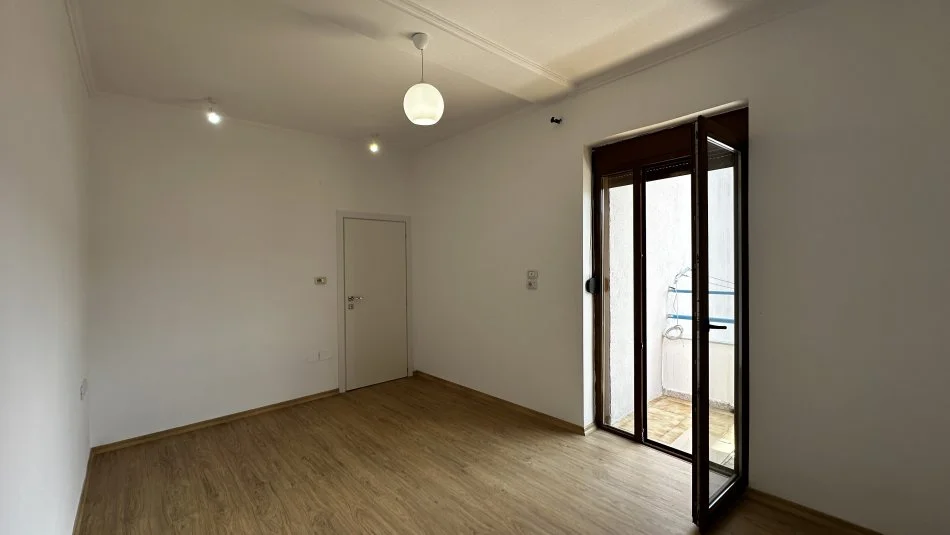 Tirane, jepet me qera apartament 2+1+Aneks+Ballkon Kati 5, 125 m² 600 € (Selite)