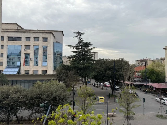 Tirane, jepet me qera apartament 2+1+Ballkon Kati 2, 85 m² 650 € (Bulevardi Zogu I)