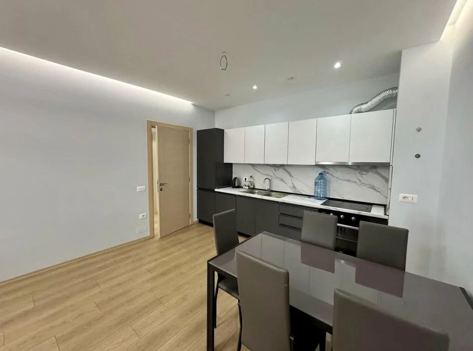 Tirane, jepet me qera apartament 1+1+Ballkon Kati 6, 500 m² 500 € (Rruga e Dibres)