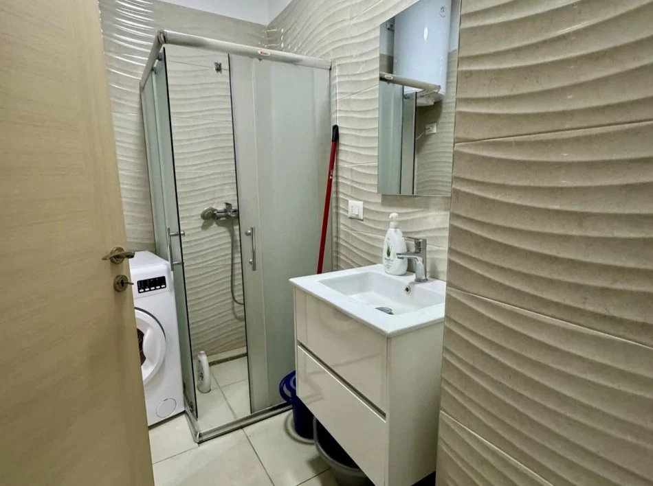 Tirane, jepet me qera apartament 1+1+Ballkon Kati 6, 500 m² 500 € (Rruga e Dibres)