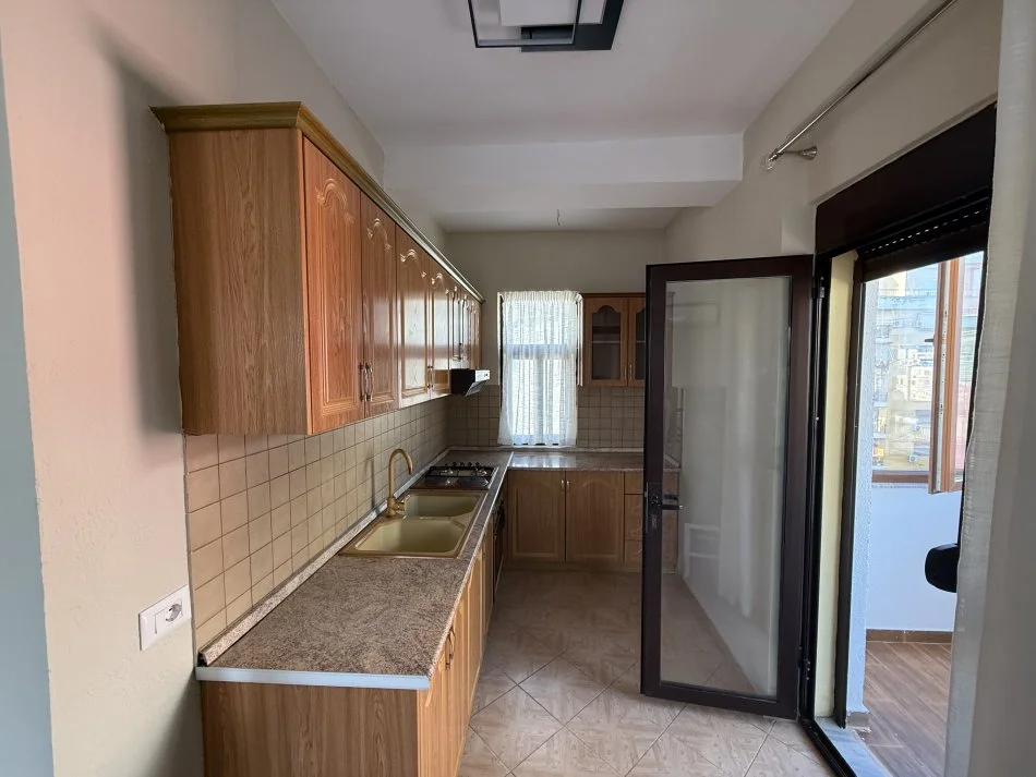 Tirane, jepet me qera apartament 1+1+Ballkon , 60 m² 550 € (Prokuroria)
