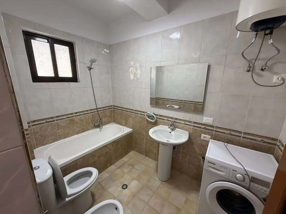 Tirane, jepet me qera apartament 1+1+Ballkon , 60 m² 550 € (Prokuroria)