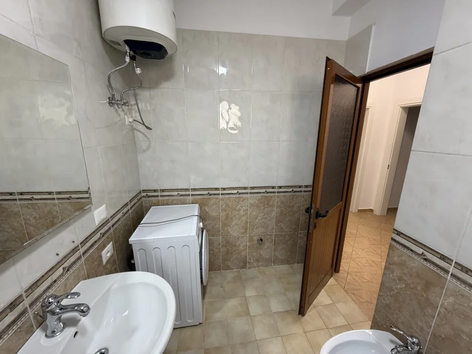 Tirane, jepet me qera apartament 1+1+Ballkon , 60 m² 550 € (Prokuroria)
