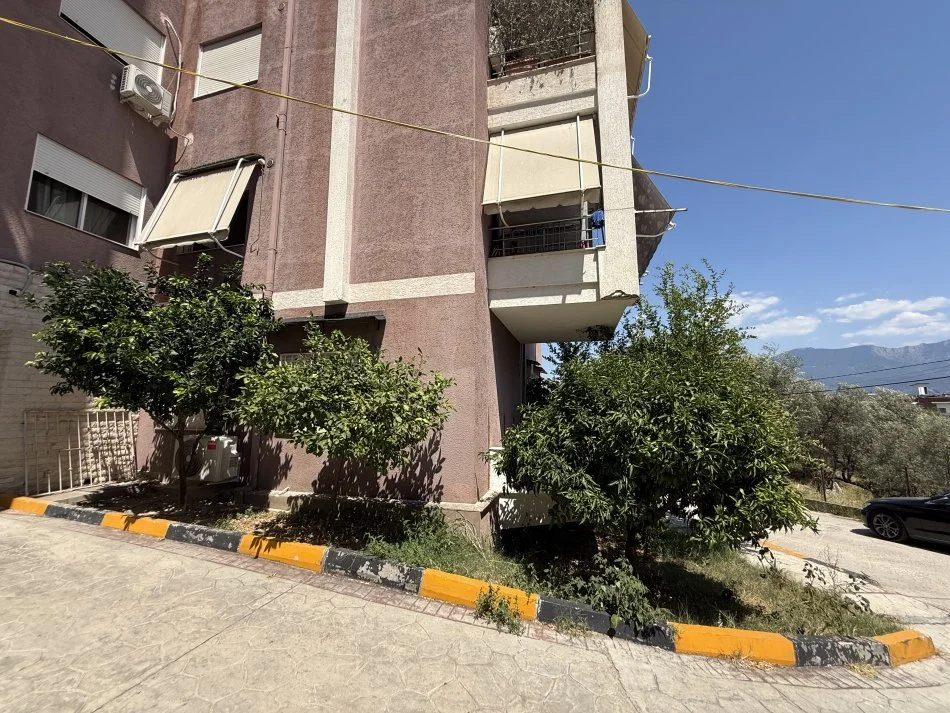 Tirane, jepet me qera apartament 2+1+Ballkon Kati 1, 70 m² 650 € (Rruga Peti)