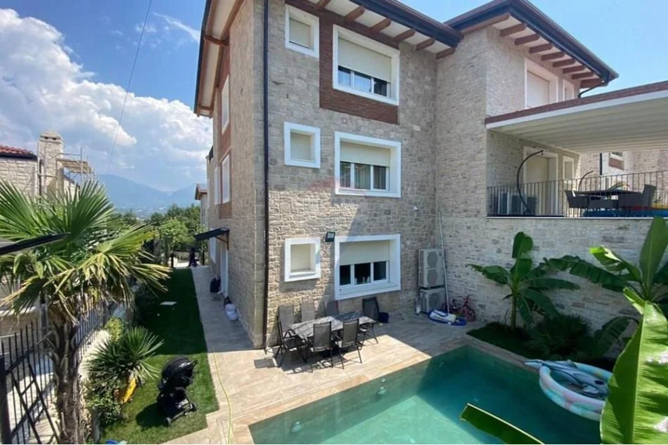 Tirane, jepet me qera Vile 2 Katshe , 500 m² 3.001 € (QIRA VILE TEK SECRET GARDEN!)