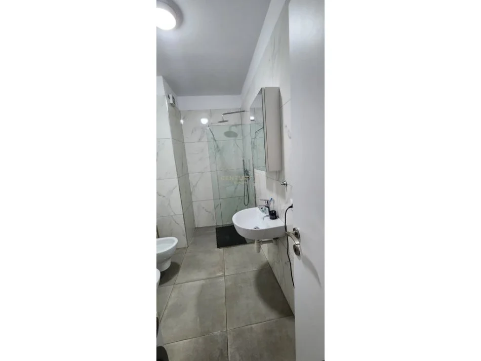 Tirane, jepet me qera apartament 1+1 Kati 4, 57 m² 500 € (Kompleksi Zirkon)