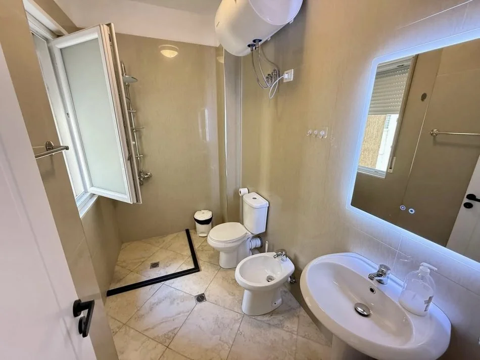 📣 QERA SUPER Apartament 2+1 Me 2 Tualete 📍 Prane Piceri Pavarotit , Tek Kopeshti Botanik ✨