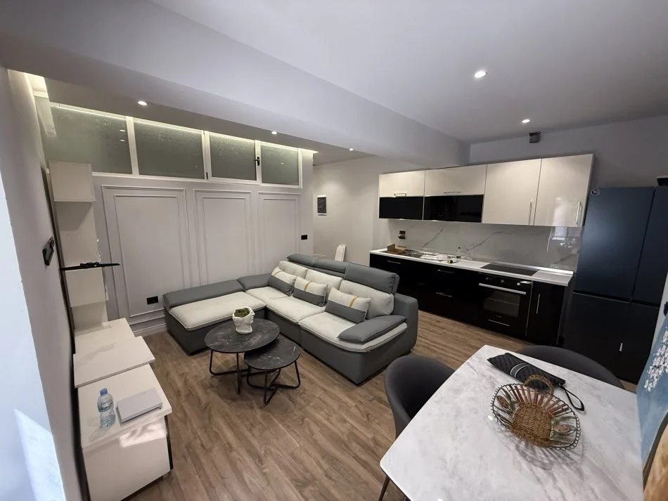 Tirane, jepet me qera apartament 2+1+Ballkon Kati 1, 70 m² 650 € (Rruga Peti)