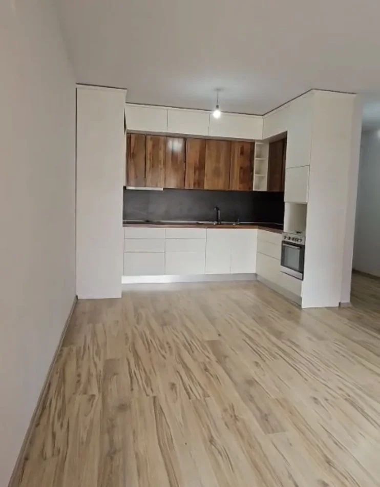 Tirane, jepet me qera apartament 1+1+Ballkon Kati 2, 75 m² 450 € (Green City Astir)