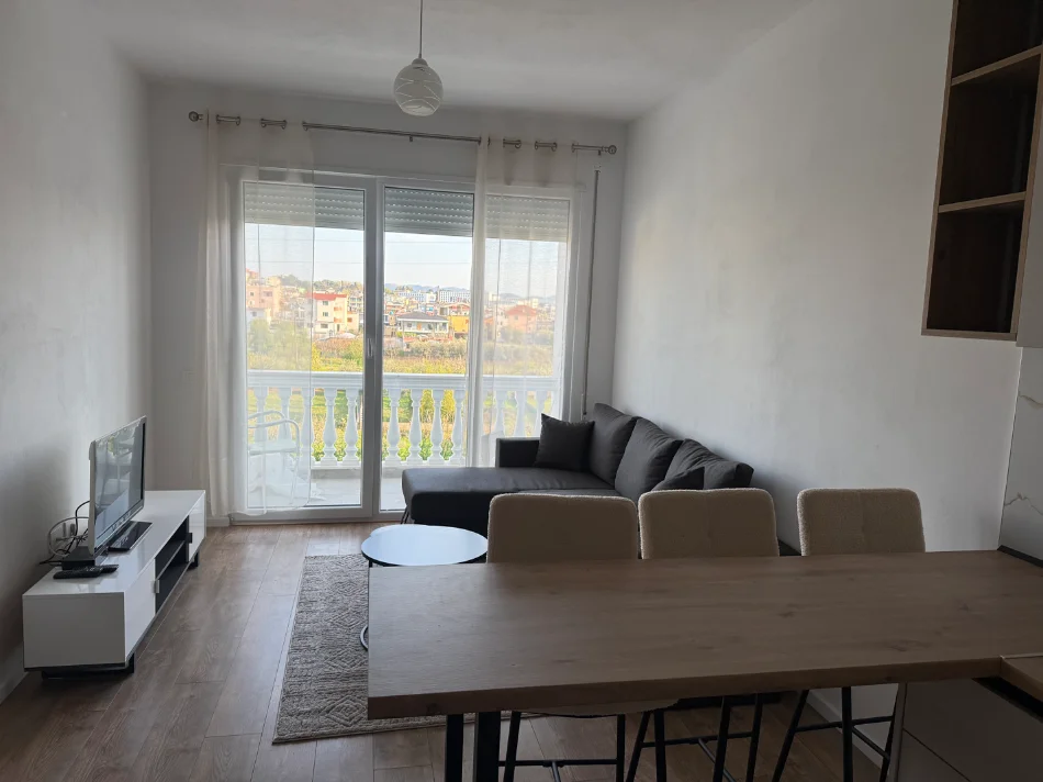 Jepet me qera apartament 1+1+Ballkon Kati 2, 63 m² 395 € (Rruga Azem Galica Kamez)