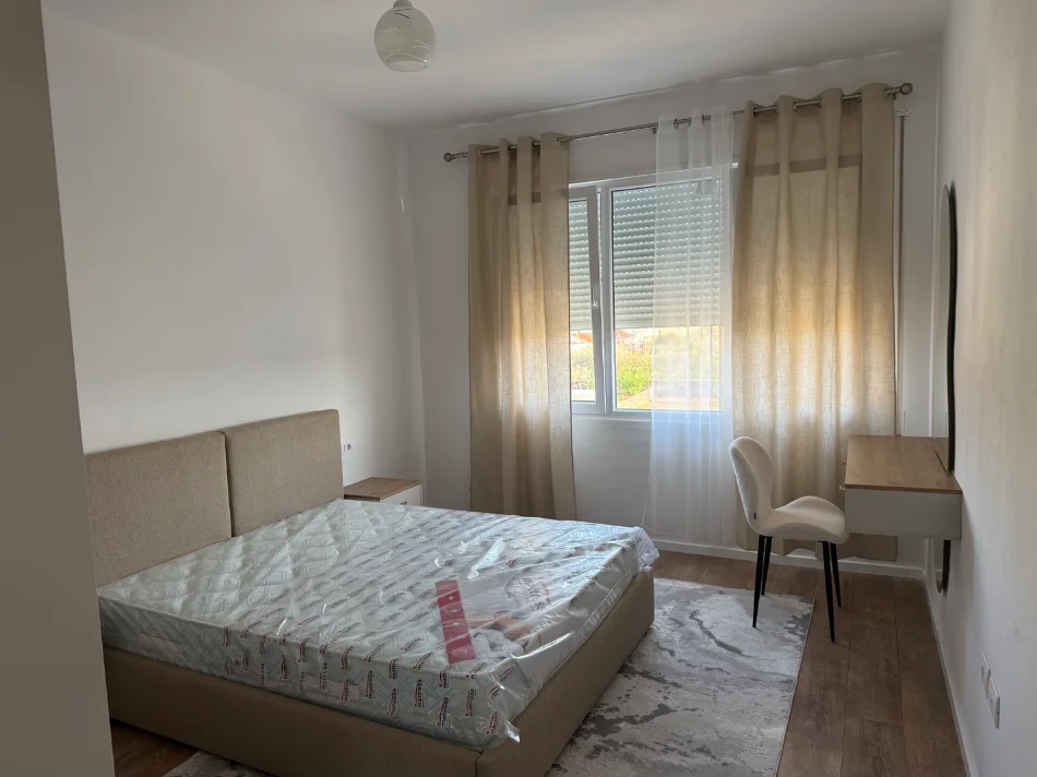 Jepet me qera apartament 1+1+Ballkon Kati 2, 63 m² 395 € (Rruga Azem Galica Kamez)