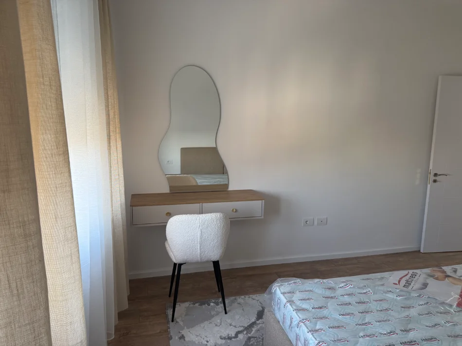 Jepet me qera apartament 1+1+Ballkon Kati 2, 63 m² 395 € (Rruga Azem Galica Kamez)