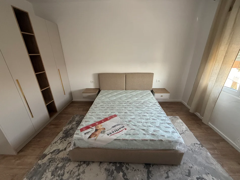 Jepet me qera apartament 1+1+Ballkon Kati 2, 63 m² 395 € (Rruga Azem Galica Kamez)