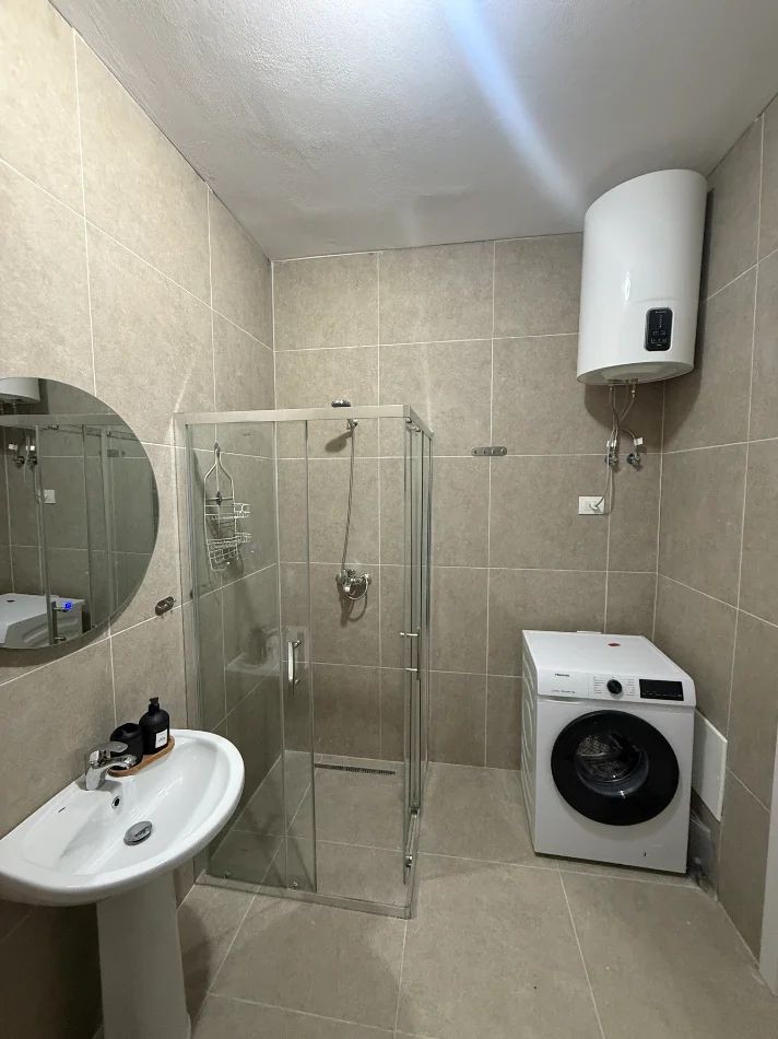 Jepet me qera apartament 1+1+Ballkon Kati 2, 63 m² 395 € (Rruga Azem Galica Kamez)