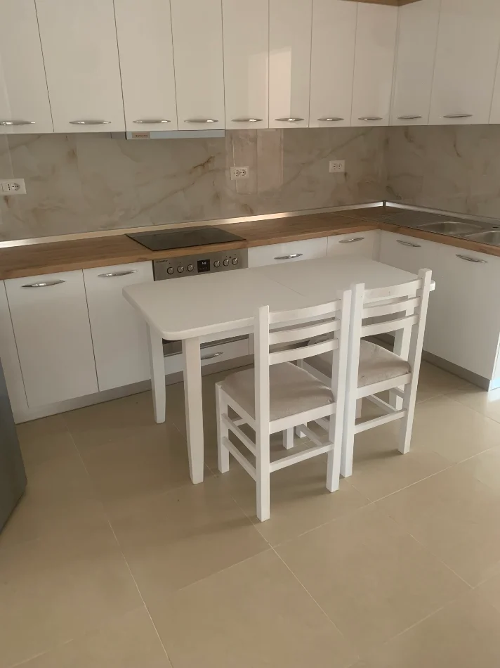 Tirane, jepet me qera apartament 2+1+Ballkon Kati 3, 85 m² 450 € 