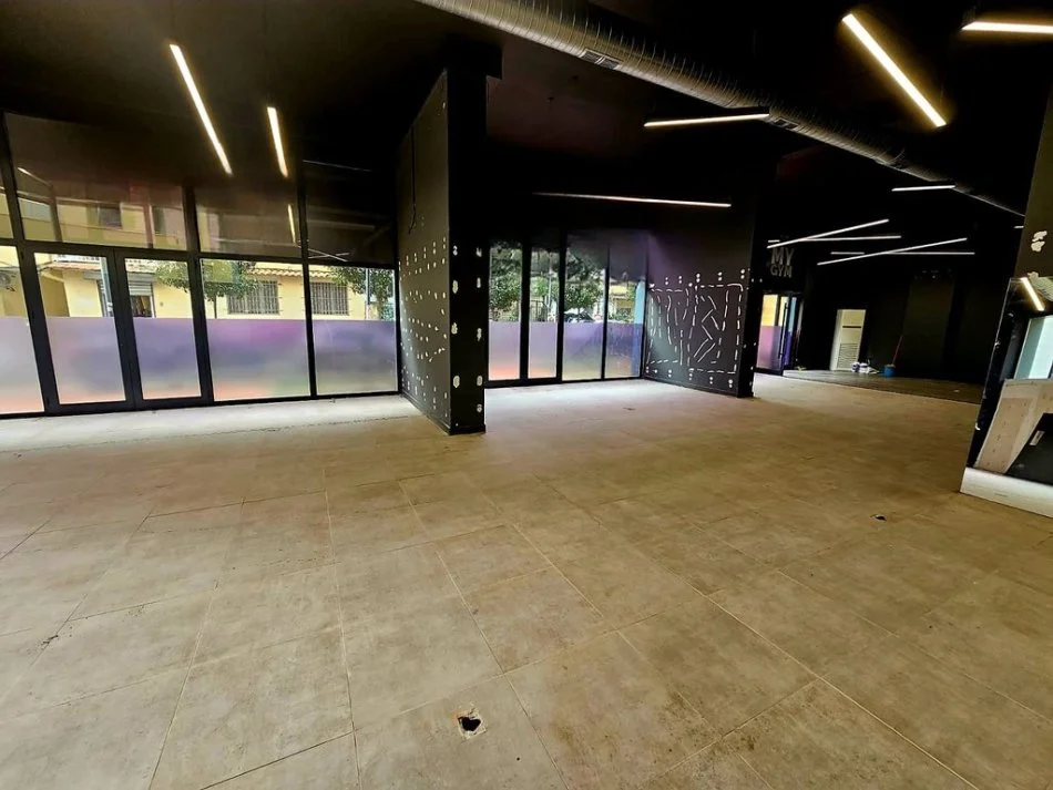 Tirane, jepet me qera ambjent biznesi Kati 0, 215 m² 3.000 € 