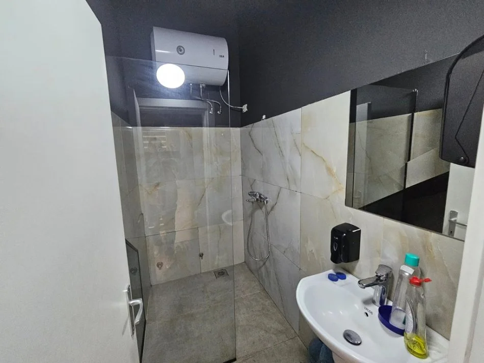 Tirane, jepet me qera ambjent biznesi Kati 0, 215 m² 3.000 € 