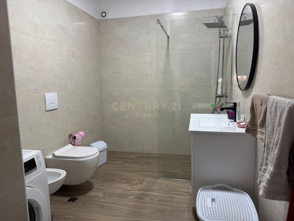 Tirane, jepet me qera apartament 1+1 Kati 4, 70 m² 700 € (Rr . Bardhyl)