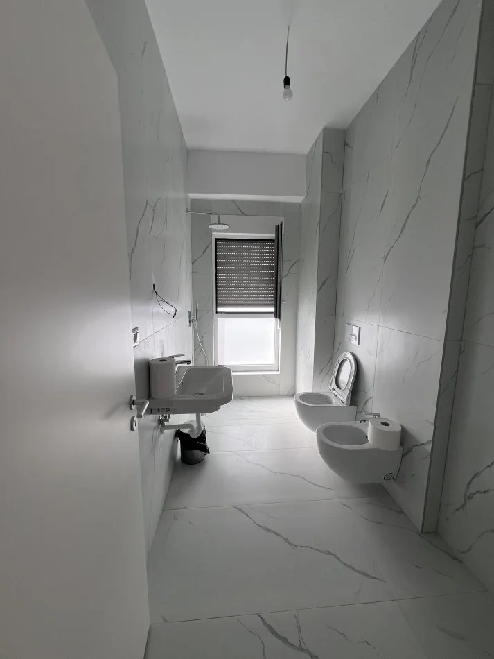 Tirane, jepet me qera apartament 1+1+Ballkon Kati 5, 52 m² 400 € (Ali Demi)