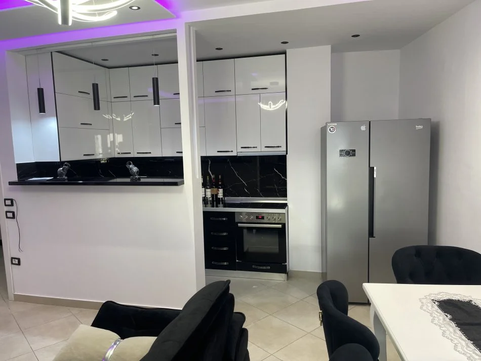 Tirane, jepet me qera apartament 2+1+Ballkon Kati 4, 110 m² 750 € 