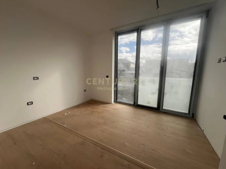 Tirane, jepet me qera ambjent biznesi Kati 1, 140 m² 1.700 € (Materniteti i ri)