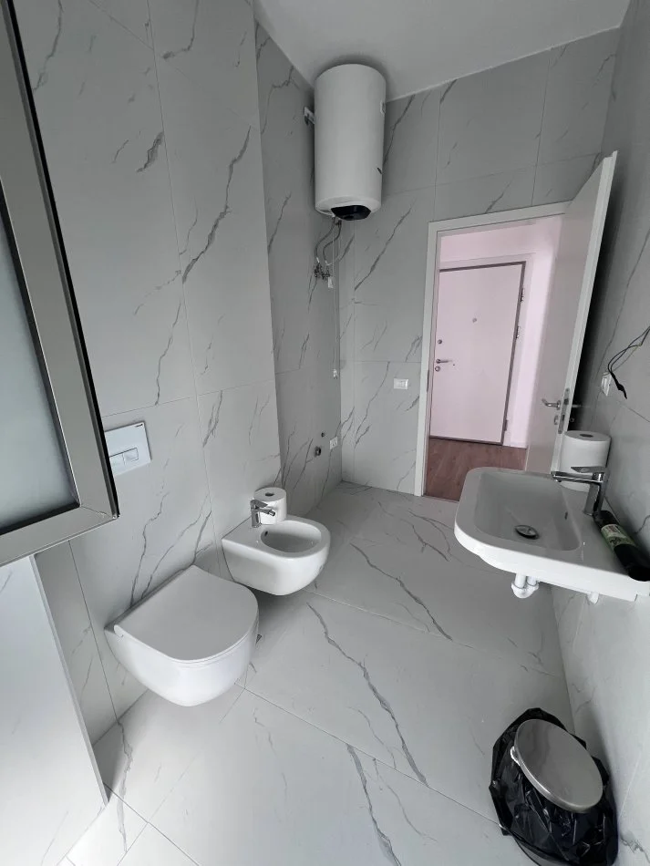 Tirane, jepet me qera apartament 1+1+Ballkon Kati 5, 52 m² 400 € (Ali Demi)