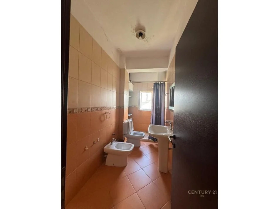 Tirane, jepet me qera apartament 2+1 Kati 9, 110 m² 800 € (Bllok)