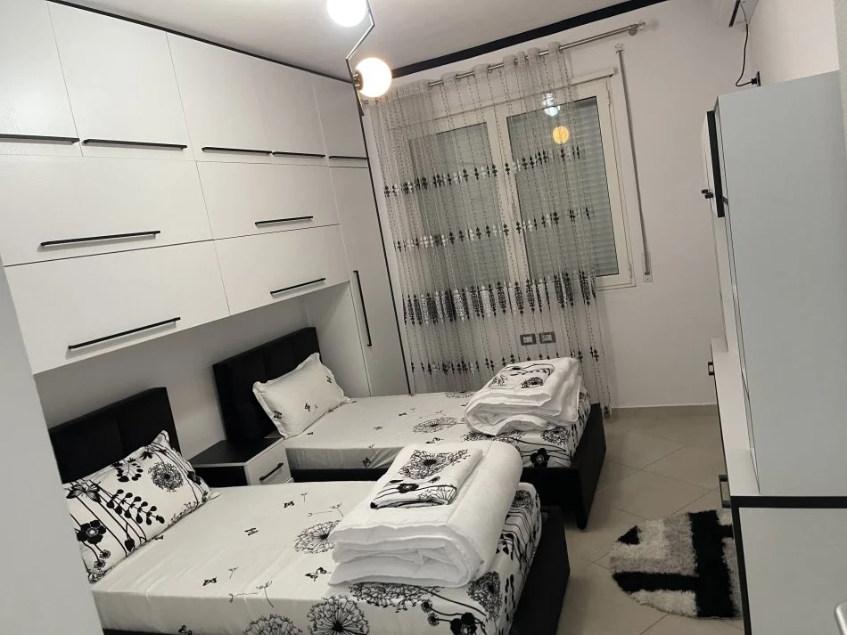 Tirane, jepet me qera apartament 2+1+Ballkon Kati 4, 110 m² 750 € 