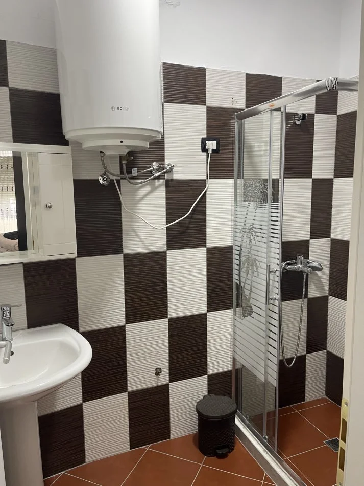 Tirane, jepet me qera apartament 2+1+Ballkon Kati 4, 110 m² 750 € 