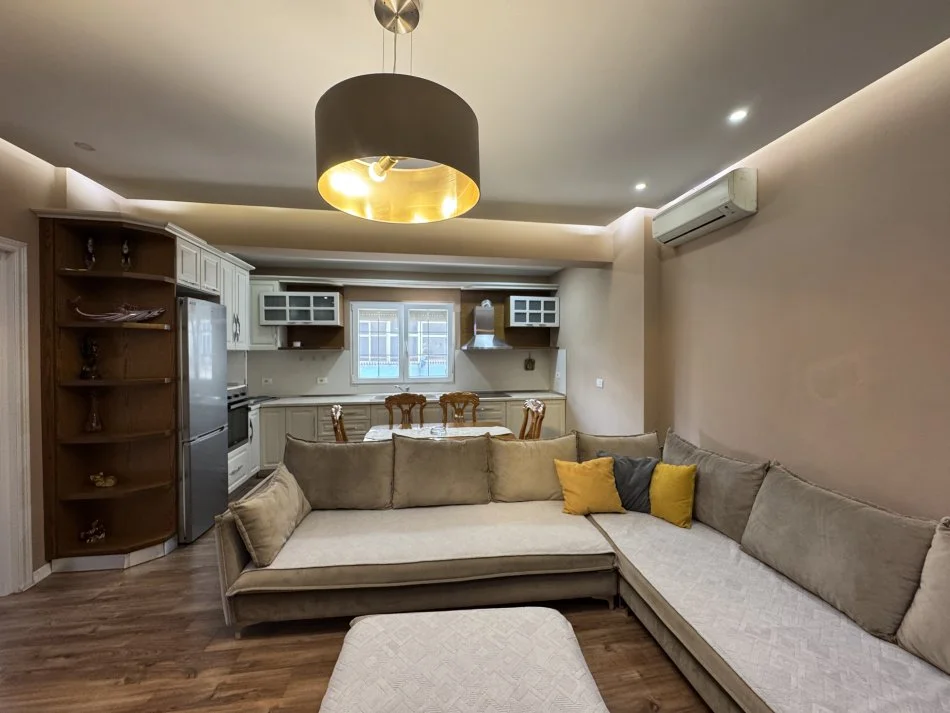 Tirane, jepet me qera apartament 2+1+Ballkon Kati 4, 120 m² 650 € (Rruga "Dritan Hoxha")