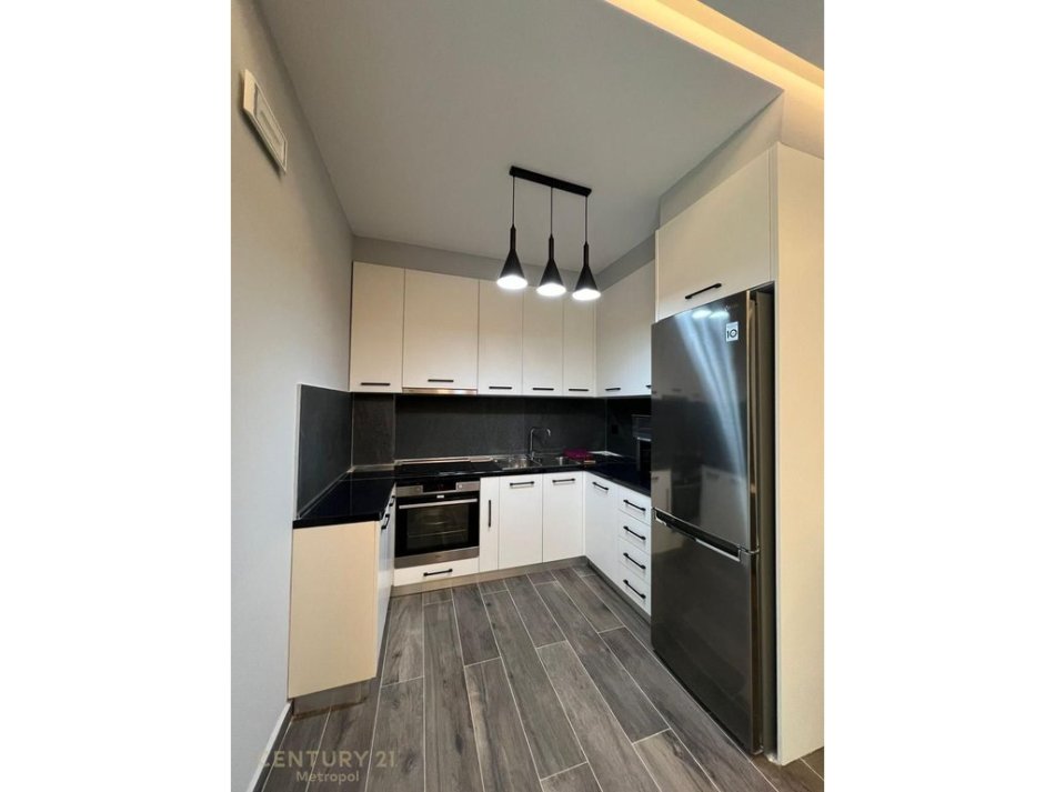 Tirane, jepet me qera apartament 1+1 Kati 2, 84 m² 800 € (Farke)