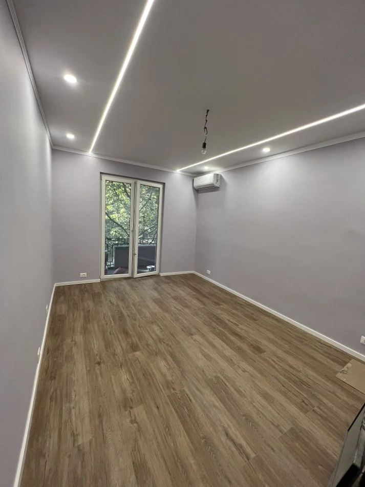 Tirane, jepet me qera apartament 3+1 Kati 3, 100 m² 1.000 € (Bllok)