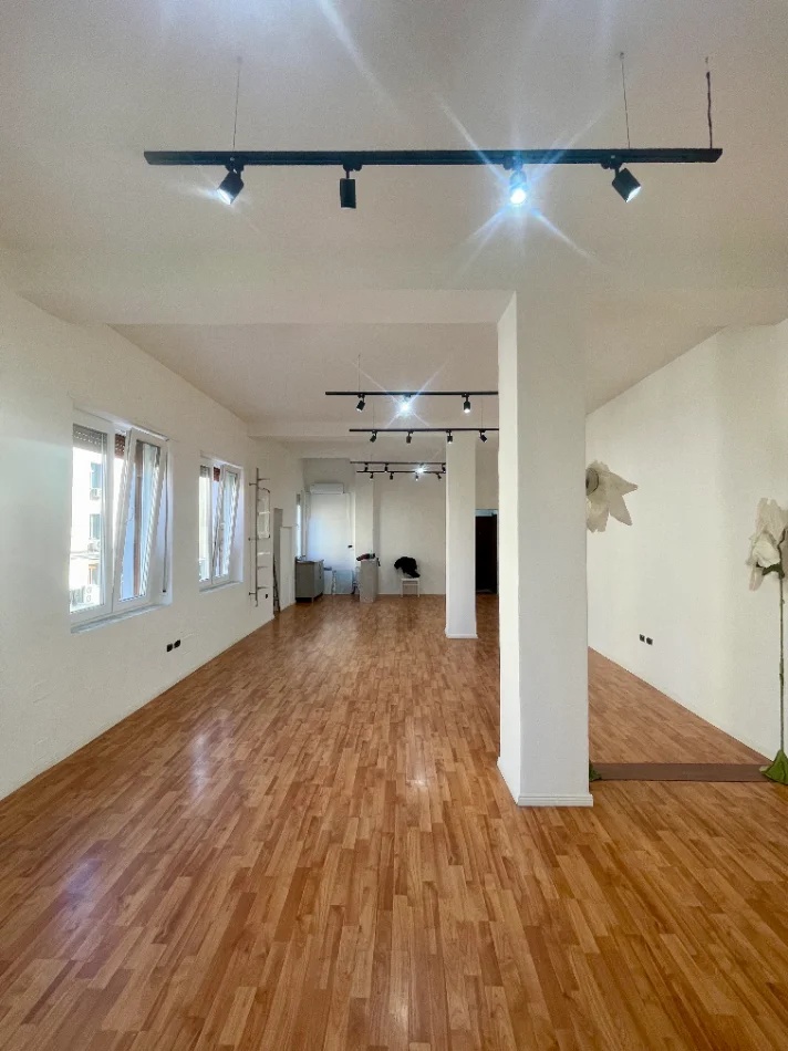 Tirane, jepet me qera ambjent biznesi Kati 2, 80 m² 800 € (Bllok, Tirane)